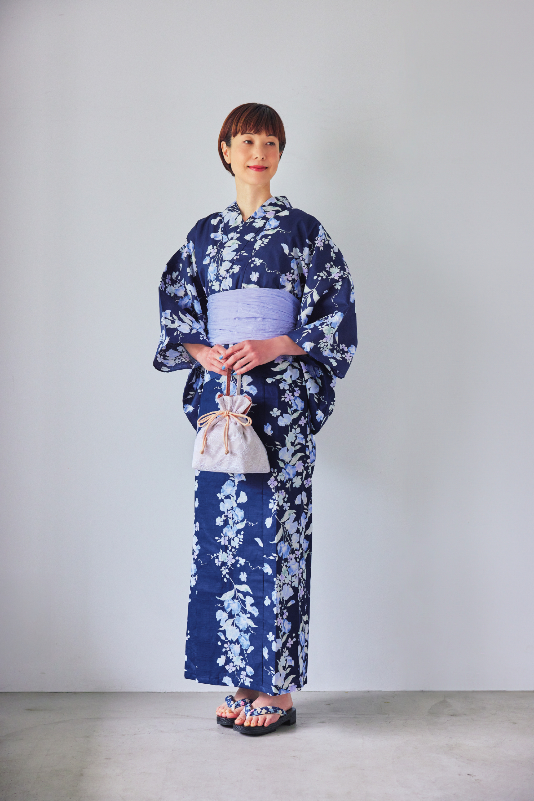 浴衣［帯と2点セット］¥5,170、巾着¥1,969／ともにシーズン リーズン バイ リン アンド レッド、下駄／参考商品（すべてしまむら）※ 浴衣セット、巾着はオンラインストア限定販売