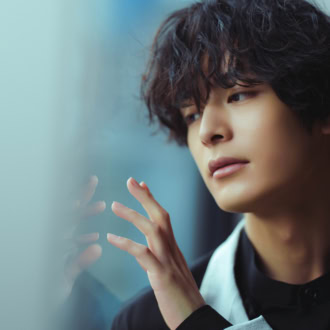 【塩野瑛久】本誌未公開カットあり！「未来のムスコ」共演・兵頭功海や劇団員メンバーとのエピソードを明かす