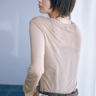 Tシャツ￥14,300（アッシャー／シティショップ）　パールチョーカー￥16,500（シー／エスストア）　腰に巻いたバブーシュカ￥6,600（トゥ）　ベルト￥3,960（シップス エニィ／シップス インフォメーションセンター） 　パンツ￥2,990（ジーユー）