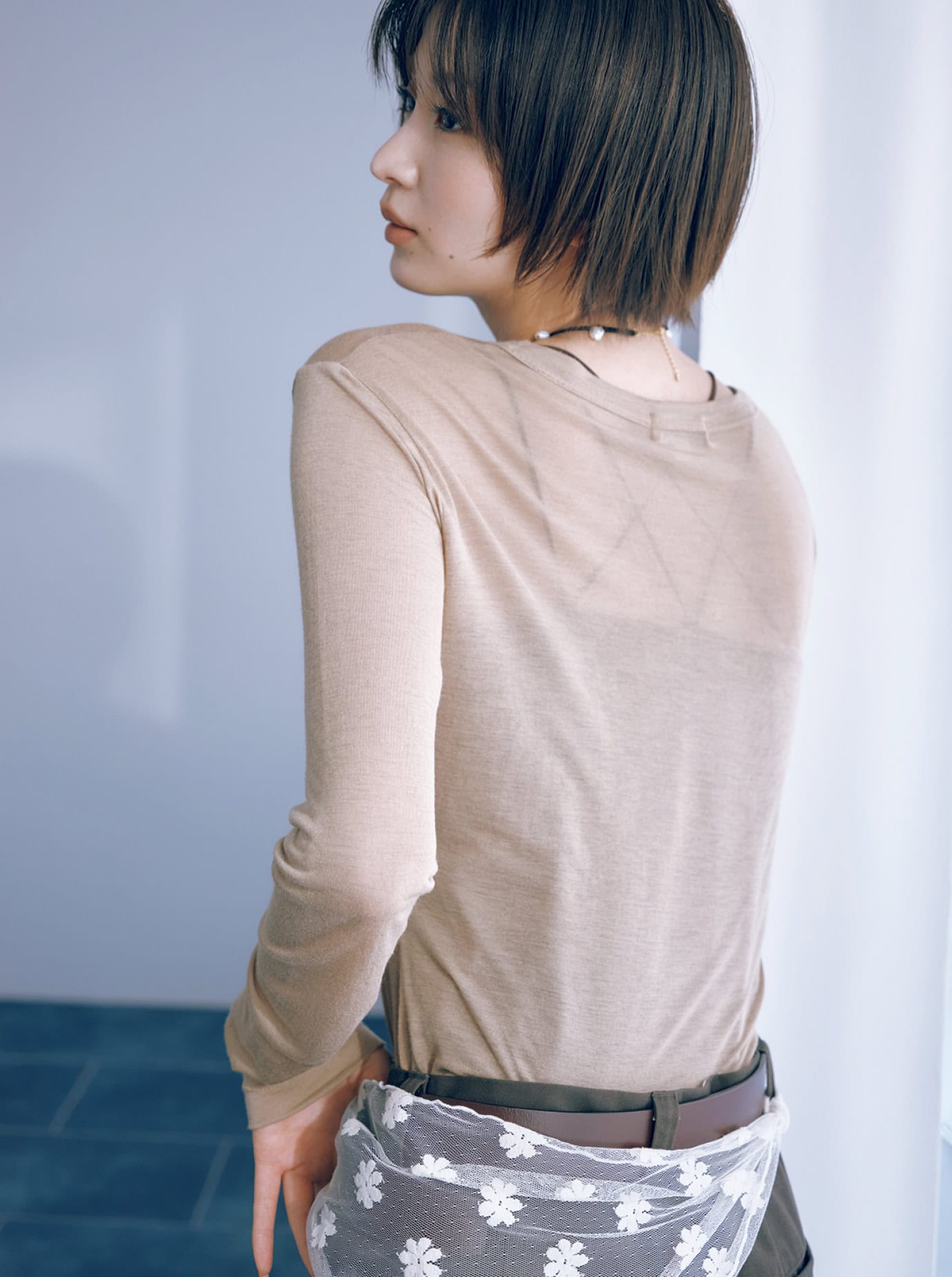 Tシャツ￥14,300（アッシャー／シティショップ）　パールチョーカー￥16,500（シー／エスストア）　腰に巻いたバブーシュカ￥6,600（トゥ）　ベルト￥3,960（シップス エニィ／シップス インフォメーションセンター） 　パンツ￥2,990（ジーユー）