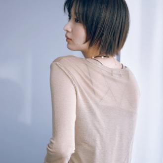 シアーTシャツのインナー問題！プロが推す「ストラップ・アシメ」で差がつく大人の透け感コーデ
