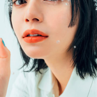 気分が上がる「高発色」リップ3選　モデル＝岸本セシル