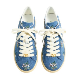全面にフローラル刺繍が施された愛らしいスニーカー。¥158,400（ヴァレンティノ ガラヴァーニ／ヴァレンティノ インフォメーションデスク）