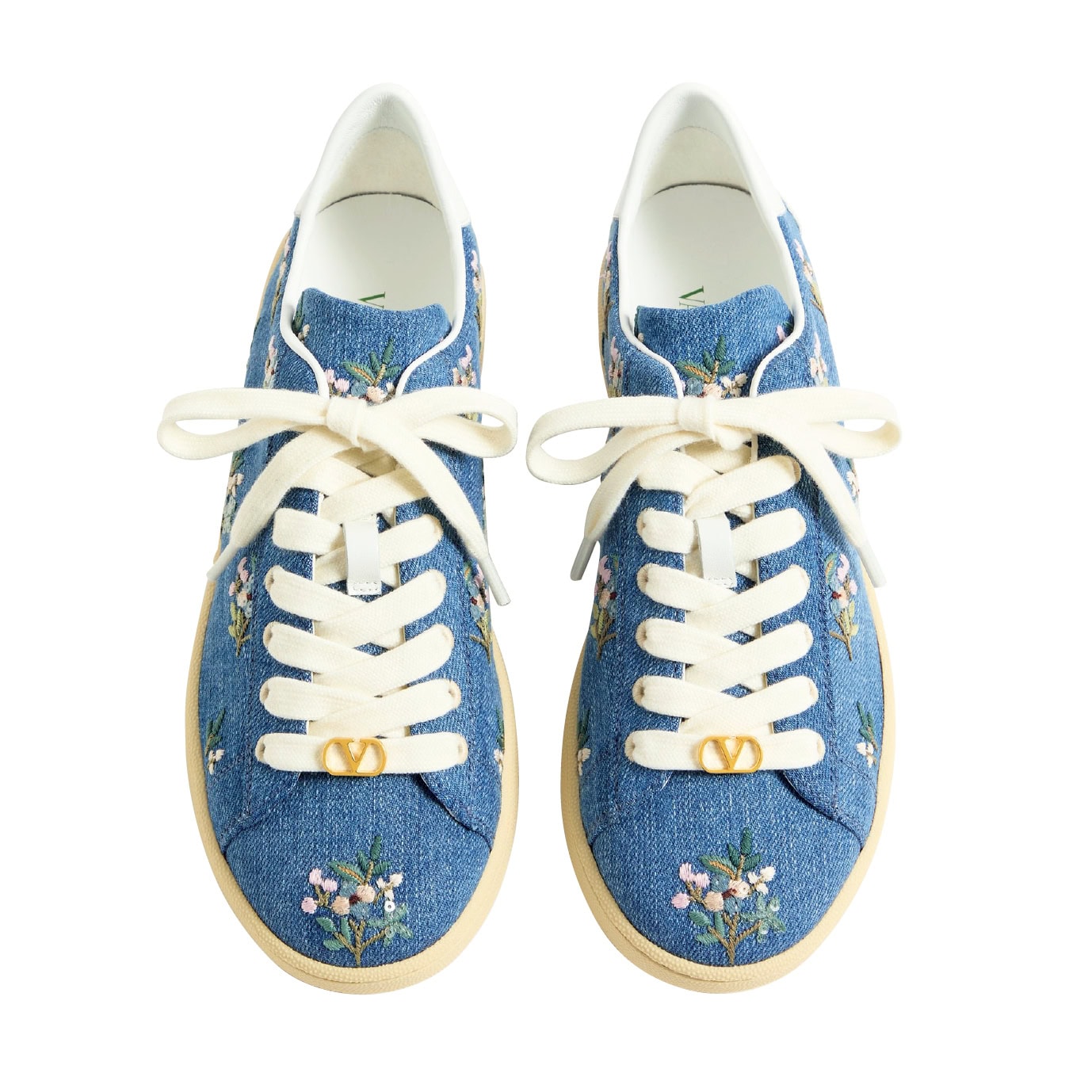 全面にフローラル刺繍が施された愛らしいスニーカー。¥158,400（ヴァレンティノ ガラヴァーニ／ヴァレンティノ インフォメーションデスク）