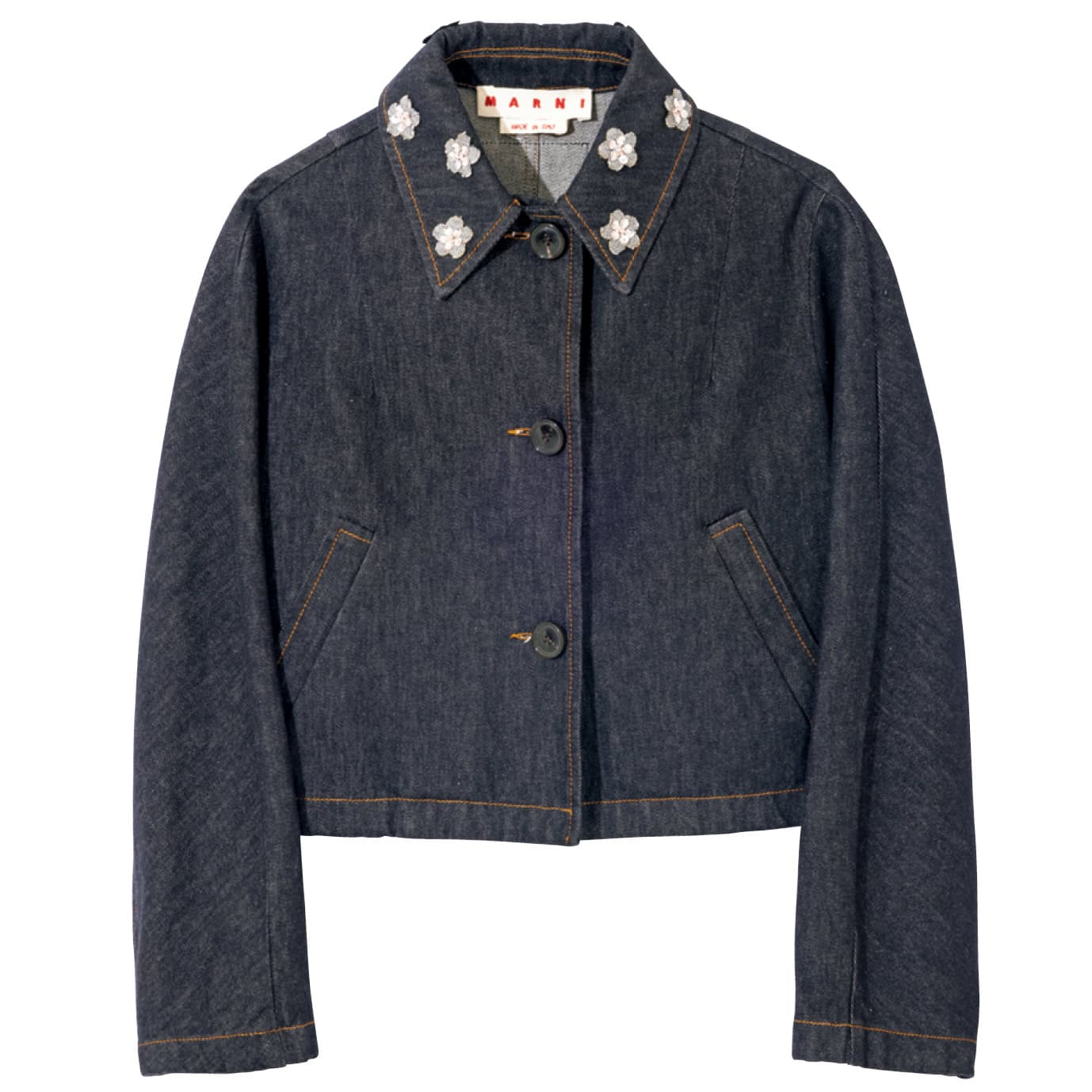 襟元にフラワーアップリケをあしらったクロップトジャケット。¥284,900（マルニ／マルニ ジャパン クライアントサービス）