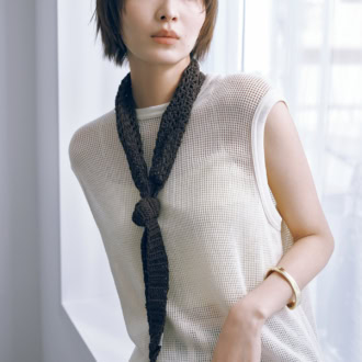 ニットタンク￥14,300（フィーニー）  スカート￥31,900（ババコ／Orchard Lane Co., Ltd.）  首に巻いたヘアバンド￥5,500（オーバーライド／オーバーライド 神宮前）　リング￥4,900、バングル￥6,500（ともにコス／コス 青山店）