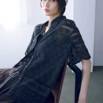 レースシャツ￥12,100（アングリッド）　パンツ￥16,500（アンヌーク／アンヌーク 新宿ルミネ2店）　キャップ￥5,000（オーバーライド 神宮前）　ネックレス￥24,200（ジュエッテ）  コードブレスレット￥22,000（エテ）