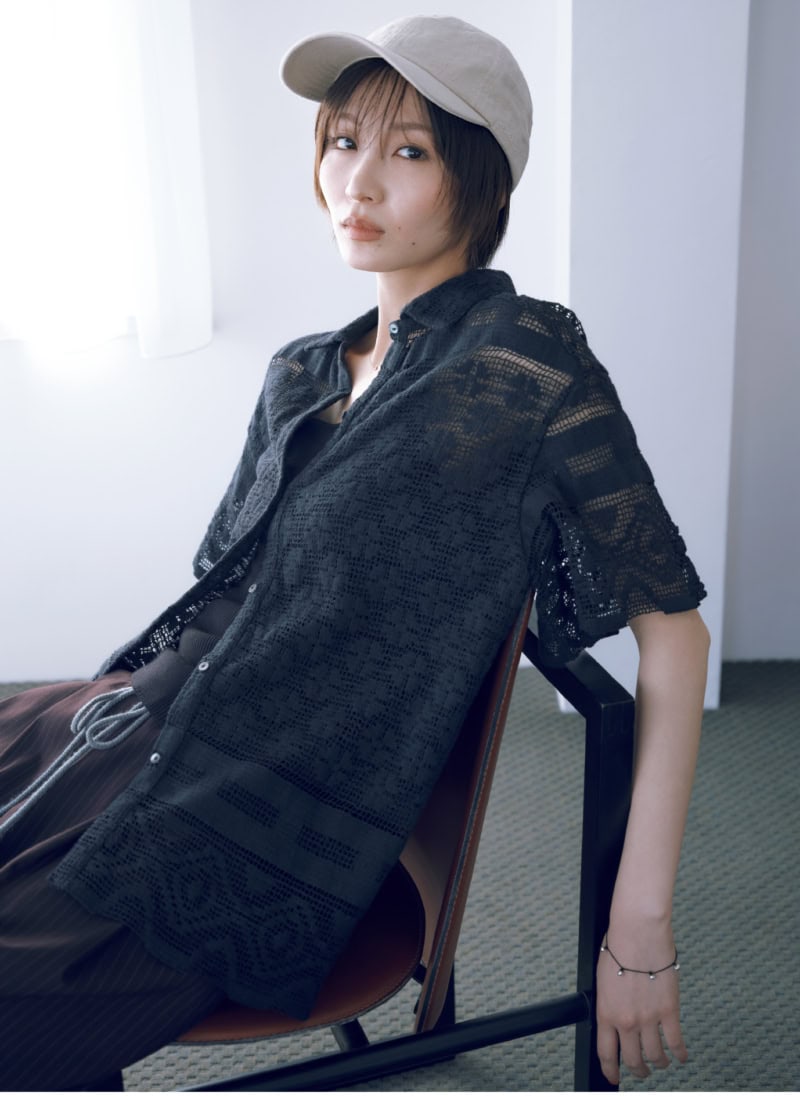 レースシャツ￥12,100（アングリッド）　パンツ￥16,500（アンヌーク／アンヌーク 新宿ルミネ2店）　キャップ￥5,000（オーバーライド 神宮前）　ネックレス￥24,200（ジュエッテ）  コードブレスレット￥22,000（エテ）