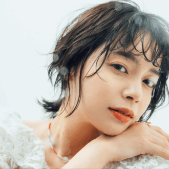広がってうねる髪におすすめのヘアアレンジ　モデル＝岸本セシル