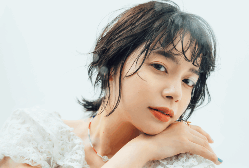 広がってうねる髪におすすめのヘアアレンジ モデル=岸本セシル