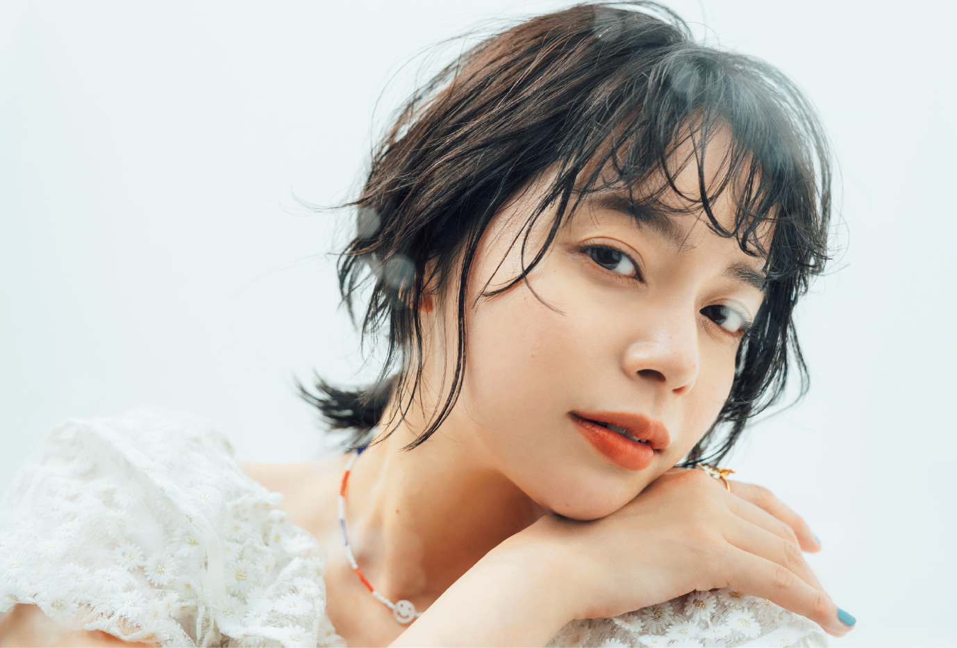 広がってうねる髪におすすめのヘアアレンジ　モデル＝岸本セシル