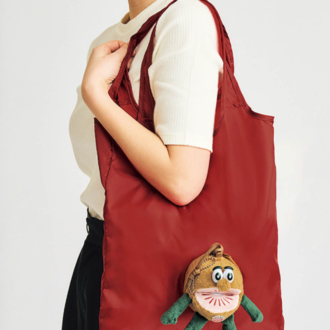 InRed７月号　ゼスプリ キウイブラザーズ レッドのぬいぐるみエコバッグを肩掛けするとこう