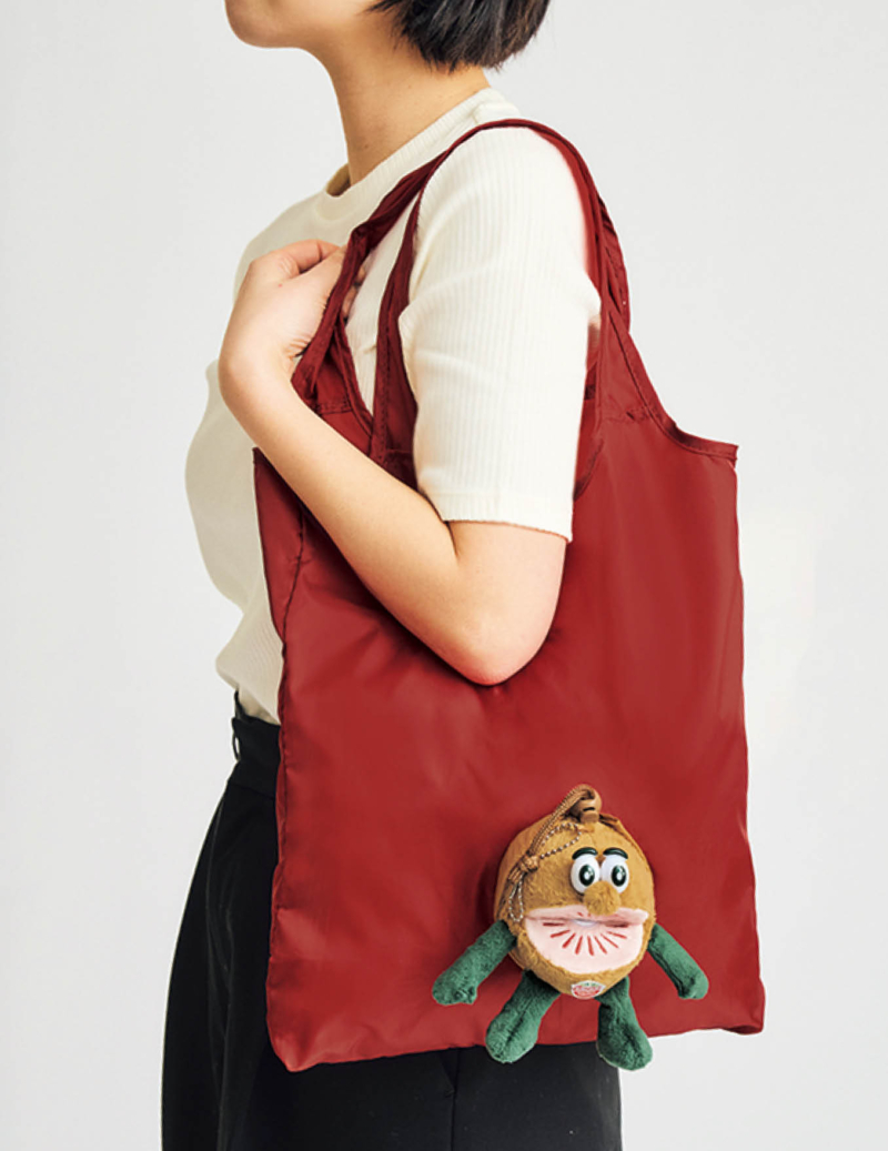 InRed７月号　ゼスプリ キウイブラザーズ レッドのぬいぐるみエコバッグを肩掛けするとこう