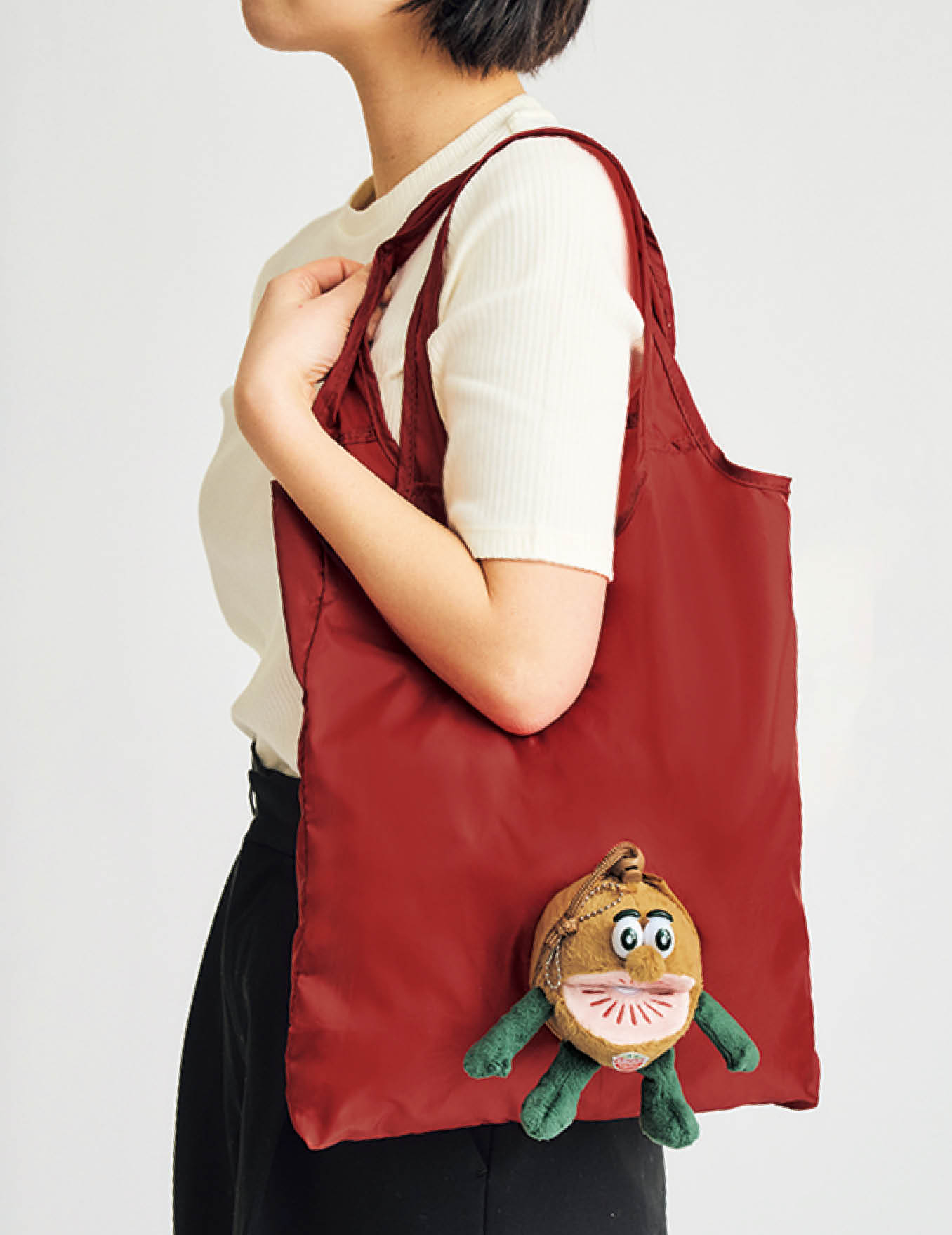 InRed７月号　ゼスプリ キウイブラザーズ レッドのぬいぐるみエコバッグを肩掛けするとこう