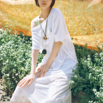 ワンショルTシャツ￥5,500（アングリッド）　スカート￥5,990、セットネックレス￥5,990（ともにザラ／ザラ カスタマーサービス）　パンツ￥16,300（ホワイト）　ピアス￥52,800（ブランイリス／ブランイリス トーキョー）