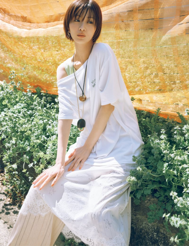 ワンショルTシャツ¥5,500(アングリッド) スカート¥5,990、セットネックレス¥5,990(ともにザラ/ザラ カスタマーサービス) パンツ¥16,300(ホワイト) ピアス¥52,800(ブランイリス/ブランイリス トーキョー)