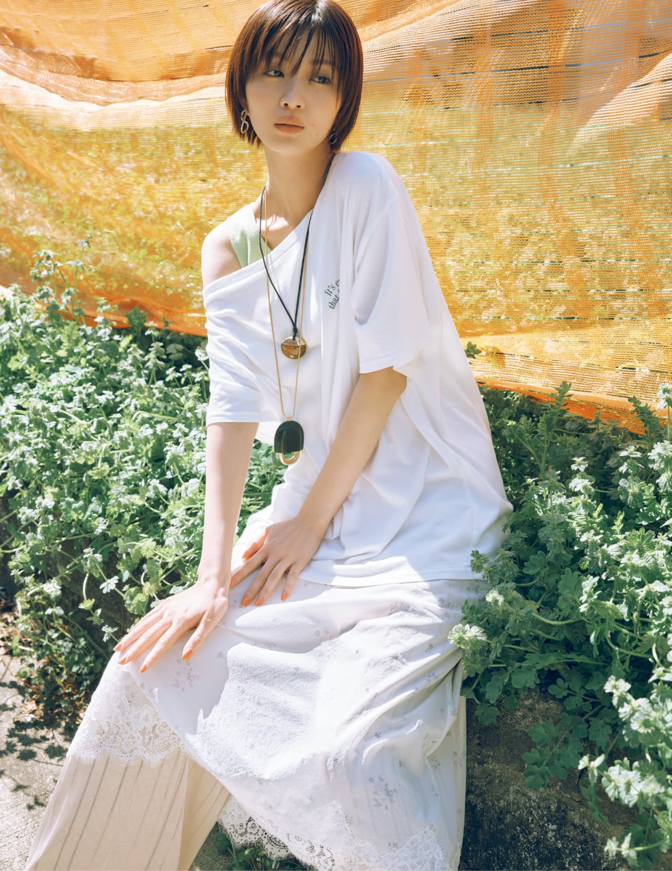 ワンショルTシャツ￥5,500（アングリッド）　スカート￥5,990、セットネックレス￥5,990（ともにザラ／ザラ カスタマーサービス）　パンツ￥16,300（ホワイト）　ピアス￥52,800（ブランイリス／ブランイリス トーキョー）