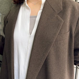 「ストレートなネックラインで胸元が見えにくいのが魅力。深Vカットソーとも好相性♡」