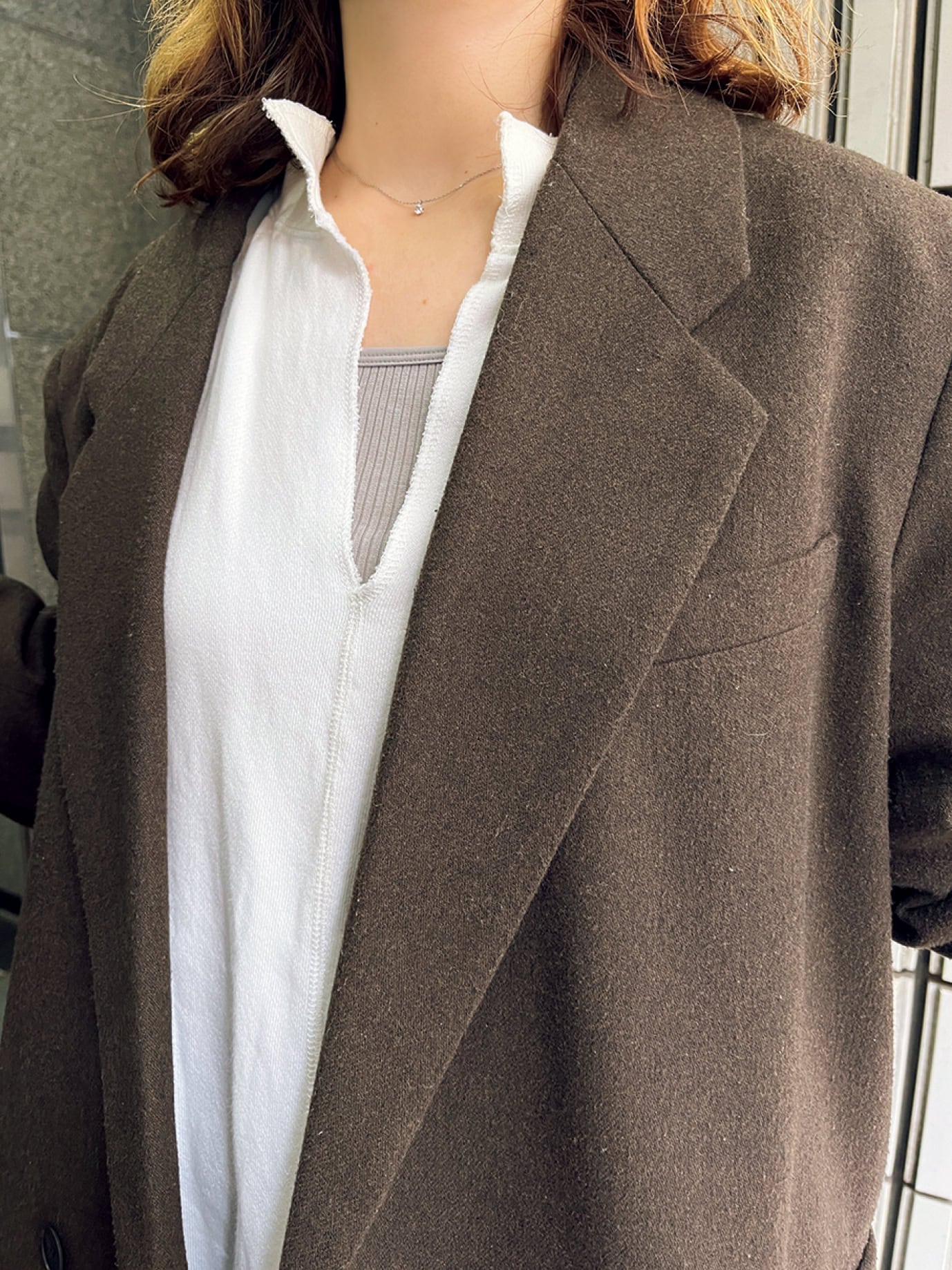 「ストレートなネックラインで胸元が見えにくいのが魅力。深Vカットソーとも好相性♡」