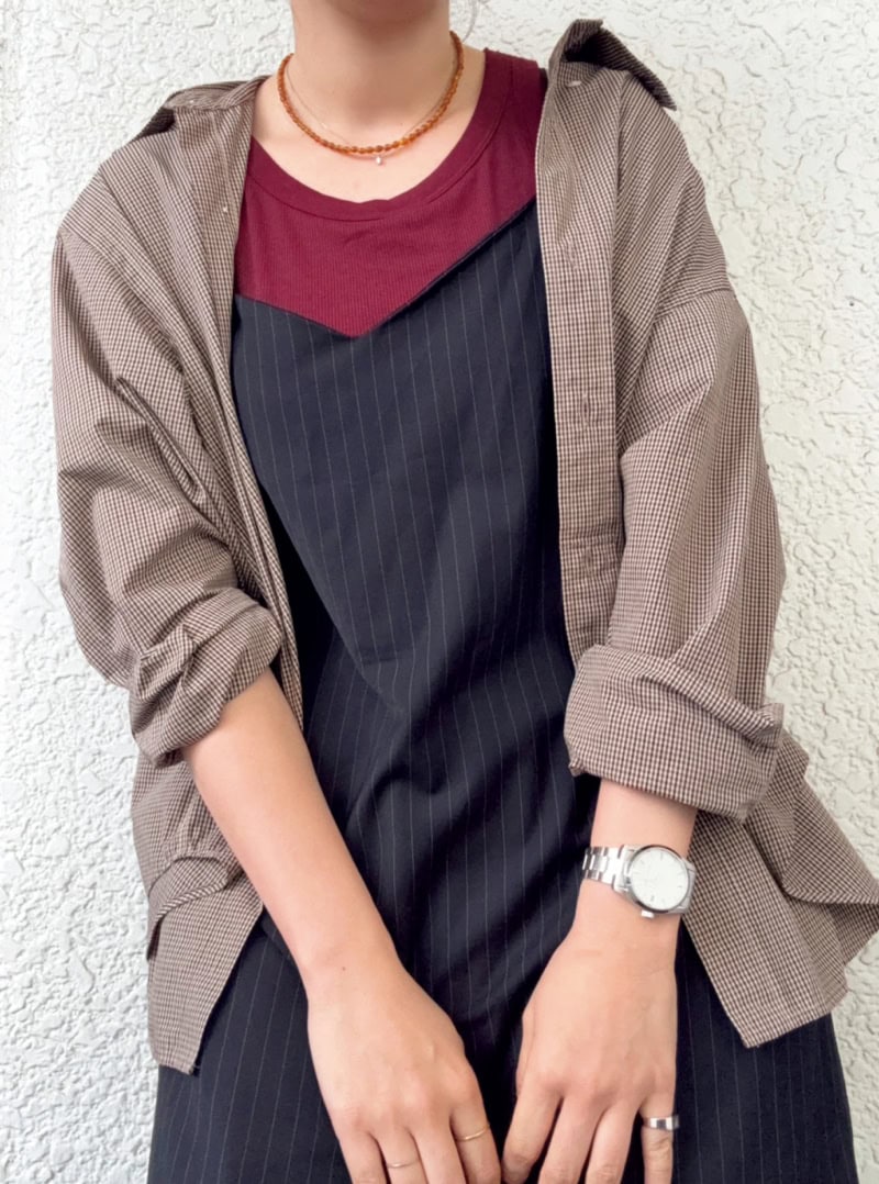 「ほどよく詰まったネックラインがちょうどいい。レイヤードしてもきれいに収まります」
