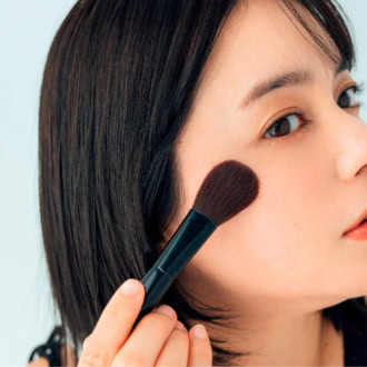 【Cheek】練りとツヤパウダーの重ねチークで、血色保持