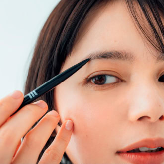 【Eyebrow】眉はペンシルで植毛し、パウダーを重ねてキープ