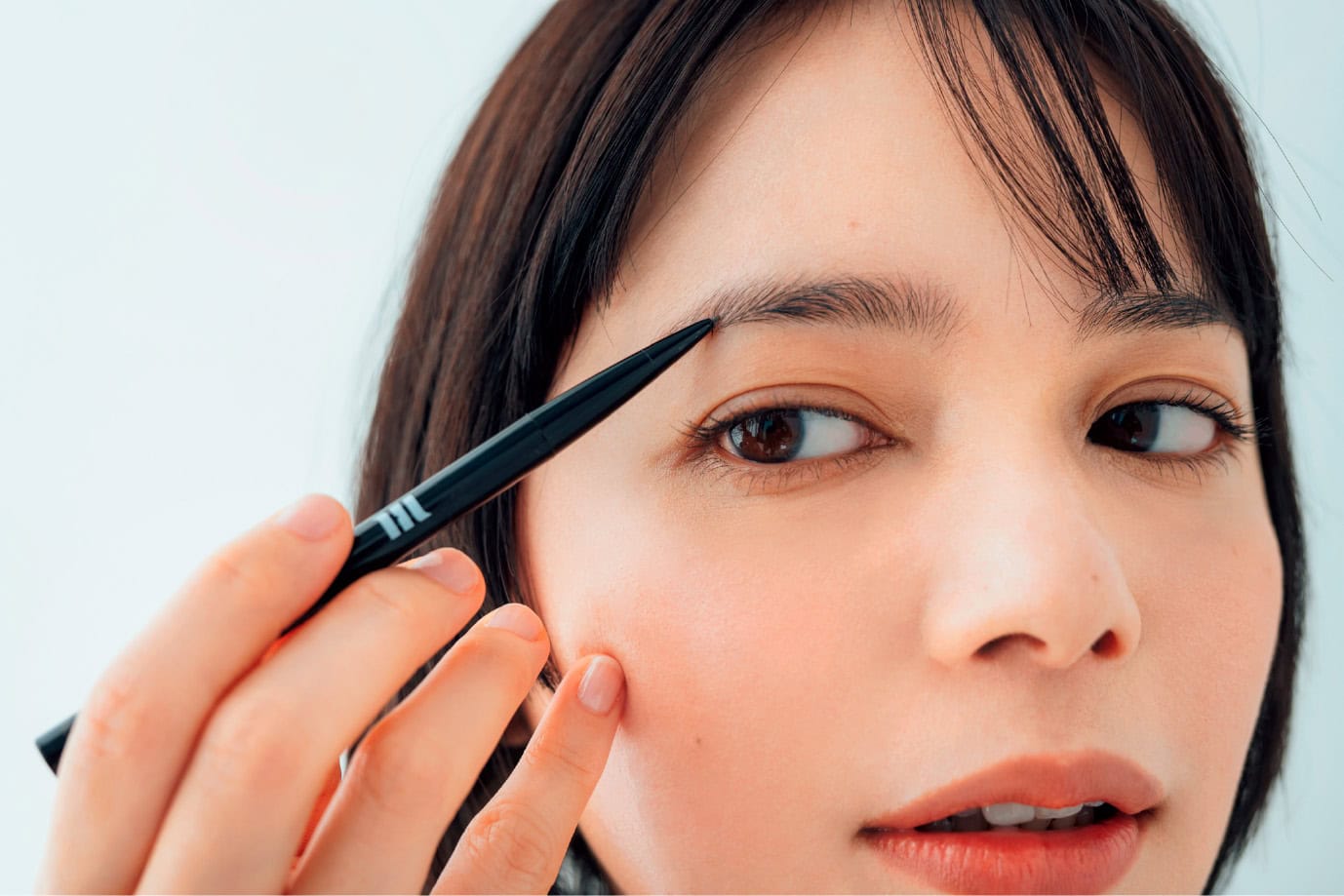 【Eyebrow】眉はペンシルで植毛し、パウダーを重ねてキープ
