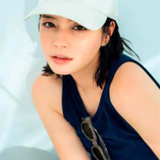 きらめきアイシャドウ・ネイルで作る「涼感メイク」 モデル=岸本セシル ①