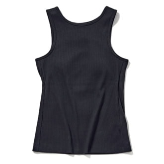 コンパクトなリブですっきり着こなせる。カップ付きタンクトップ￥5,500（カランシエル／シップス インフォメーションセンター）
