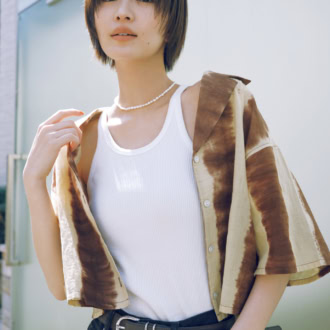 開襟シャツ￥12,100（アングリッド）　デニムパンツ￥7,990（ザラ／ザラ カスタマーサービス）　ベルト￥1,290（ジーユー）　パールネックレス￥35,200（ケイアスキム）