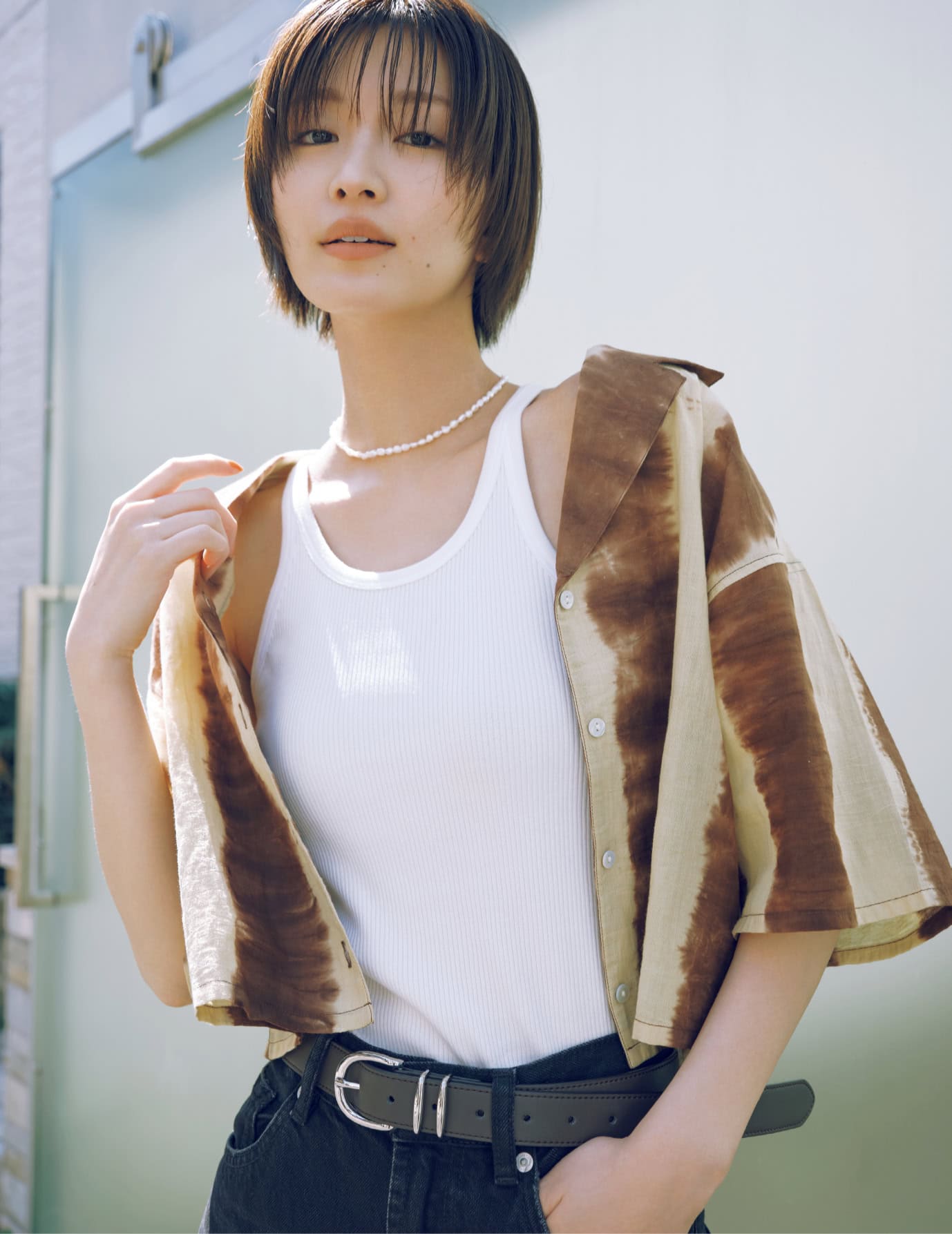 開襟シャツ￥12,100（アングリッド）　デニムパンツ￥7,990（ザラ／ザラ カスタマーサービス）　ベルト￥1,290（ジーユー）　パールネックレス￥35,200（ケイアスキム）