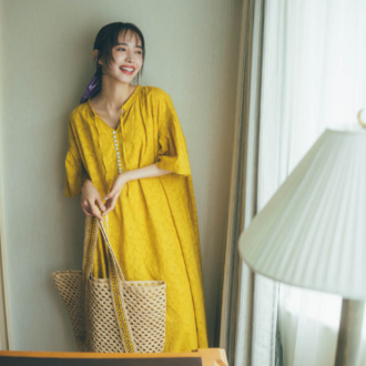 心躍るディナーへは華やかな一枚を纏って。ワンピース¥14,300、パンツ¥9,350（ともにジャーナル スタンダード レリューム）、バンダナ¥13,200（メゾンドリリス）、バッグ¥26,400（メイドインマダ）、シューズ¥26,400（ヘブンリー ジェリー／すべてジャーナル スタンダード レリューム ルミネ新宿店）　モデル＝井桁井弘恵