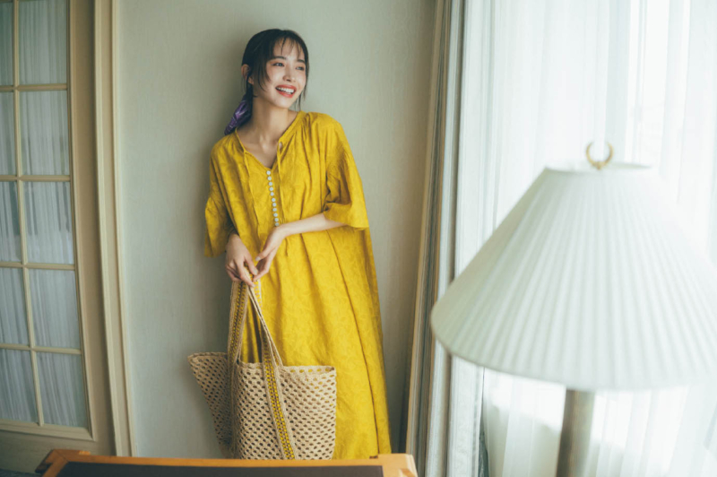 心躍るディナーへは華やかな一枚を纏って。ワンピース¥14,300、パンツ¥9,350（ともにジャーナル スタンダード レリューム）、バンダナ¥13,200（メゾンドリリス）、バッグ¥26,400（メイドインマダ）、シューズ¥26,400（ヘブンリー ジェリー／すべてジャーナル スタンダード レリューム ルミネ新宿店）　モデル＝井桁井弘恵