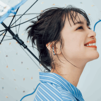湿気でペタンとする髪におすすめのヘアアレンジ　モデル＝岸本セシル