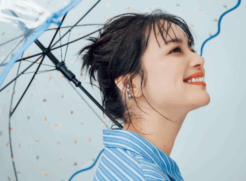 湿気でペタンとする髪におすすめのヘアアレンジ モデル=岸本セシル