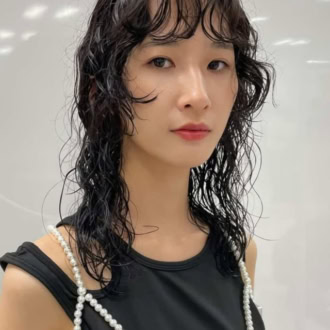 30代の黒髪ロングをアップデート。「濡れ感パーマ」で仕上げる、モードな大人スタイル