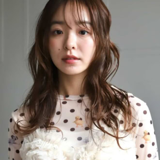 毎朝のアイロン不要！30代のロングヘアに艶と華やかさを出す「コテ巻き風パーマ」が優秀すぎる