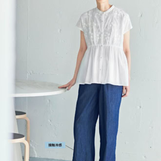 ブラウス¥1,639、デニムパンツ¥2,189、サンダル¥1,969（すべてシーズン リーズン バイ リン アンド レッド／しまむら）