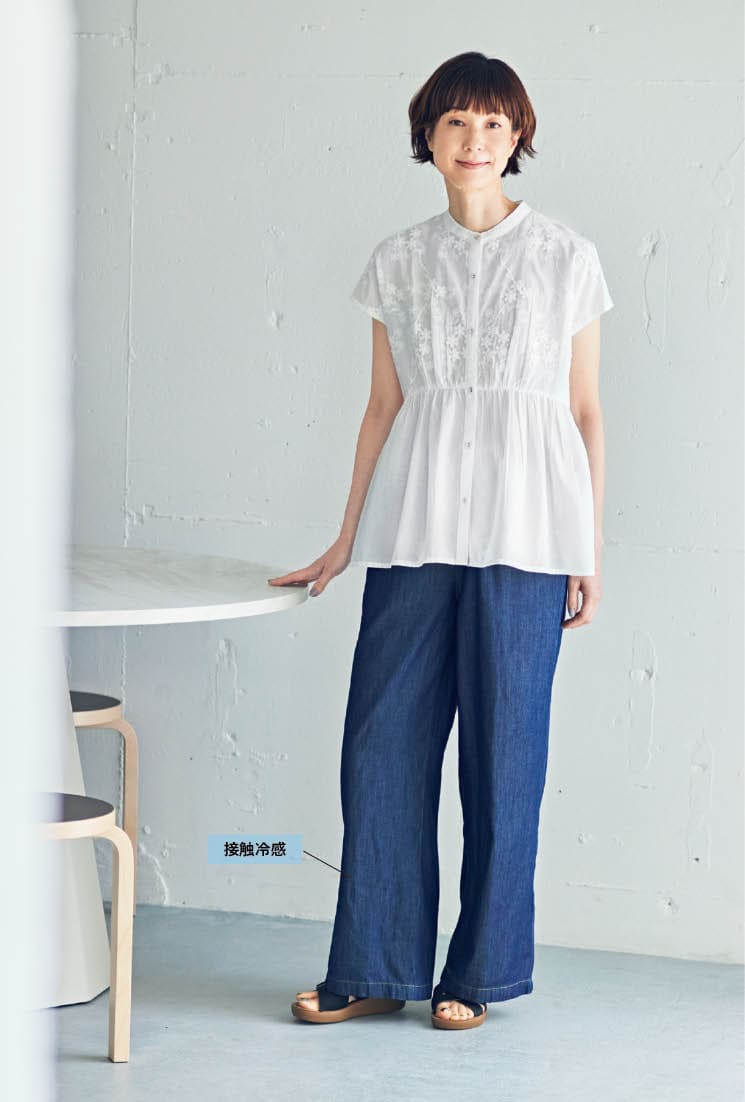 ブラウス¥1,639、デニムパンツ¥2,189、サンダル¥1,969(すべてシーズン リーズン バイ リン アンド レッド/しまむら)