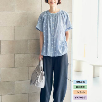 ブラウス¥1,639、パンツ¥2,189、バッグ¥2,420（ともにシーズン リーズン バイ リン アンド レッド）、靴（参考商品／すべてしまむら）