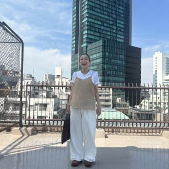 【30代スナップ】白＆ブラウンのやさしげカラーでまとめた、大人の余裕を感じる夏の着こなし