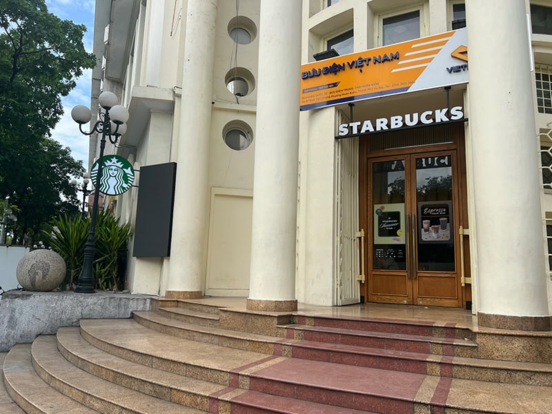 ハノイ・ホアンキエム湖そばのスターバックス