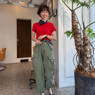 【30代スナップ】夏カラーのミニTとカーゴパンツで作る、メリハリのある洒落シルエット