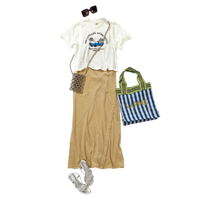 ワンピースは着まわし　Tシャツ￥7,370（カレッジエイト パシフィック／スローブ イエナ 自由が丘店）　ビーズポシェット￥2,750（グローバルワーク）、トートバッグ￥2,990（ラコレ／ともにアダストリア）　サングラス￥2,490（ユニクロ）　サンダル￥8,900（チャールズ&キース／チャールズ&キース ジャパン）