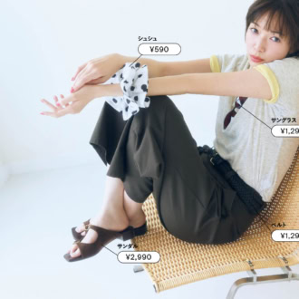 ソフトシアークルーネックTシャツ 各¥990、チノタックバレルパンツ¥2,990、ベルト、シュシュ、サングラス、サンダル(すべてジーユー)