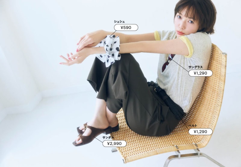 ソフトシアークルーネックTシャツ 各¥990、チノタックバレルパンツ¥2,990、ベルト、シュシュ、サングラス、サンダル(すべてジーユー)