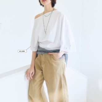 Tシャツ（ザラ／ザラ カスタマーサービス）　パンツ￥7,900、腰に巻いたスカーフ￥4,600（ともにNOKCHA）　ビーズネックレス￥4,950（ラヴィッシュゲート）　コードペンダント￥20,900（ニナ・エ・ジュール／ショールーム ロイト）