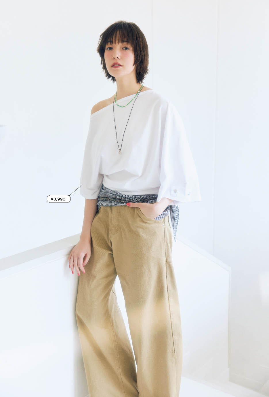 Tシャツ（ザラ／ザラ カスタマーサービス）　パンツ￥7,900、腰に巻いたスカーフ￥4,600（ともにNOKCHA）　ビーズネックレス￥4,950（ラヴィッシュゲート）　コードペンダント￥20,900（ニナ・エ・ジュール／ショールーム ロイト）