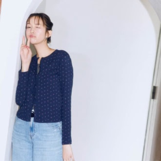 ポインテール カーディガン¥1,990、バギーカーブ ジーンズ¥4,990