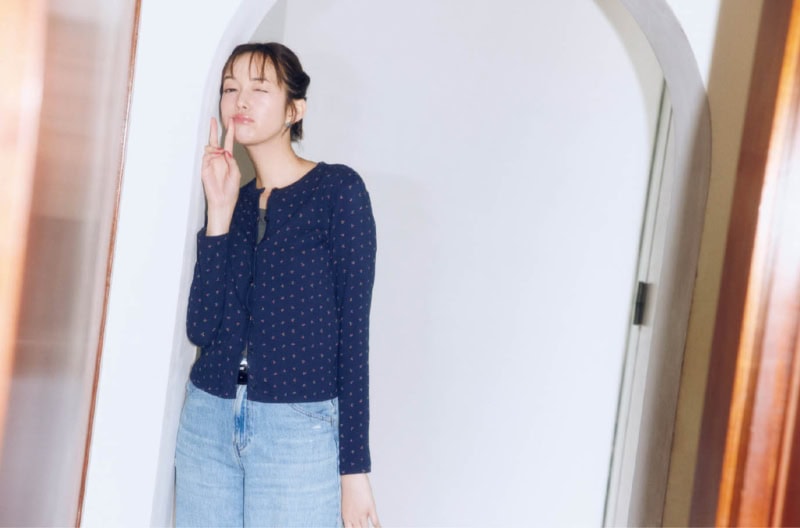 ポインテール カーディガン¥1,990、バギーカーブ ジーンズ¥4,990